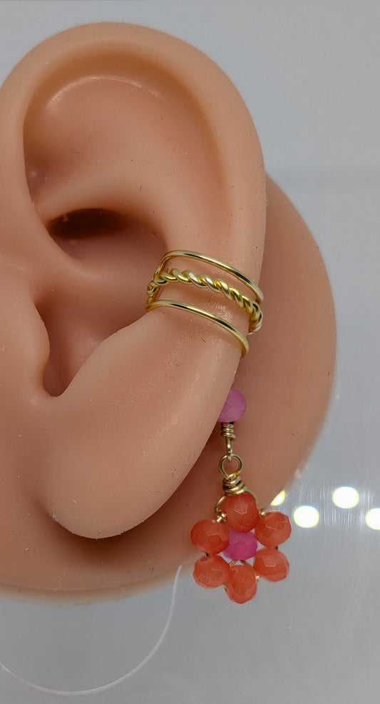 Ein Paar Earcuffs in Hellgold mit Blumenanhänger in sommerlich leuchtendem Orange 