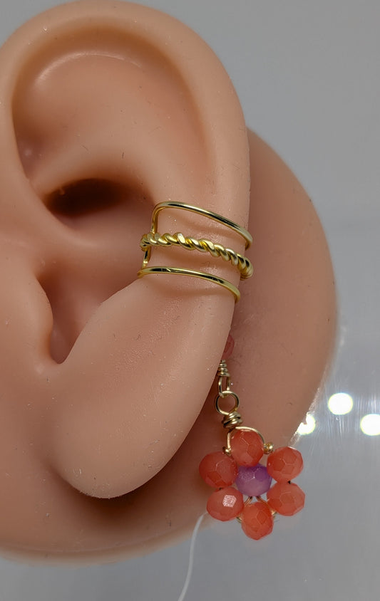 Ein Paar Earcuffs in Hellgold mit Blumenanhänger in sommerlich leuchtendem Orange