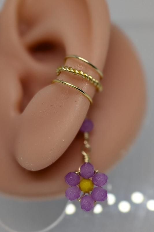 Ein Paar Earcuffs in Hellgold mit Blumenanhänger in sommerlich leuchtendem Flieder