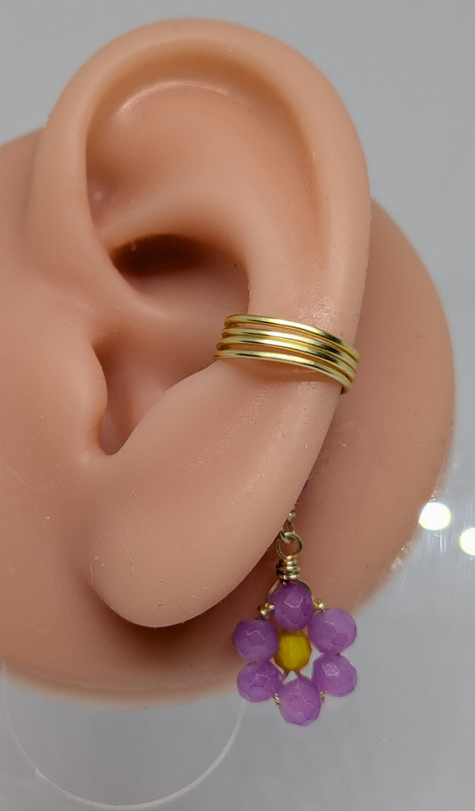 Ein Paar Earcuffs in Hellgold mit Blumenanhänger in sommerlich leuchtendem Flieder
