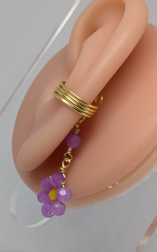 Ein Paar Earcuffs in Hellgold mit Blumenanhänger in sommerlich leuchtendem Flieder