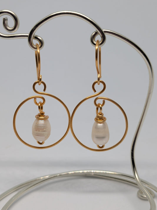 Goldfarbener Ohrring mit Perle