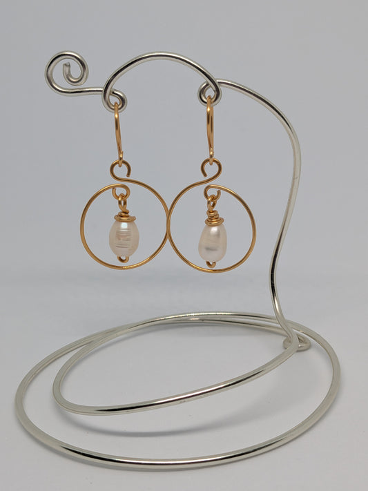 Goldfarbener Ohrring mit Perle