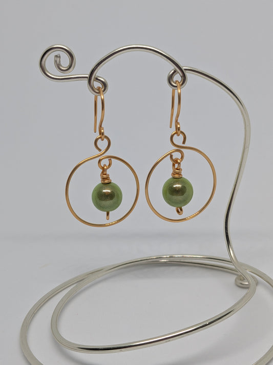 Goldener Ohrring mit grüner Perle