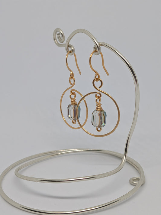 Goldene Ohrringe mit facettierter Glasperle