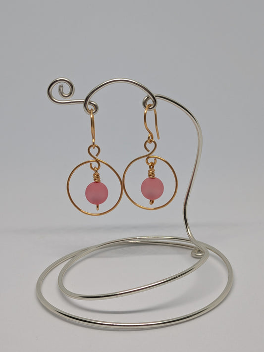 Goldene Ohrringe mit rosa Anhänger