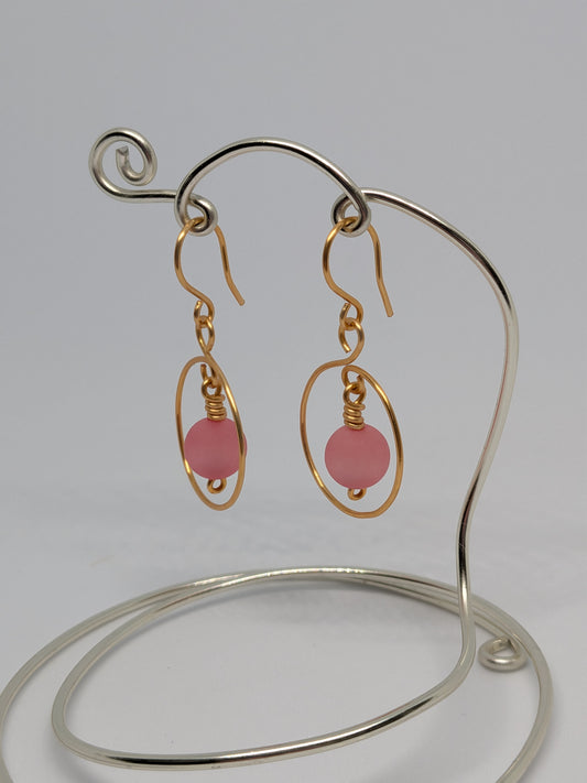 Goldene Ohrringe mit rosa Anhänger