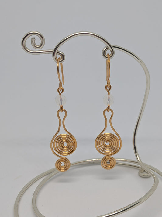 Goldener Ohrring mit weißer Perle