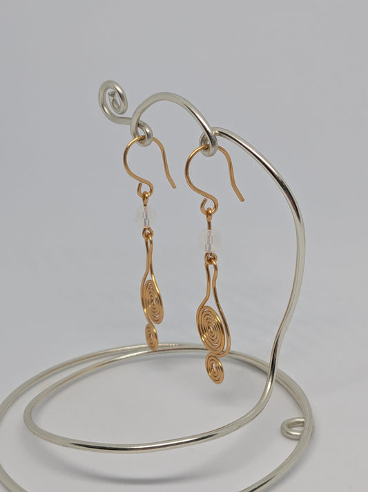 Goldener Ohrring mit weißer Perle