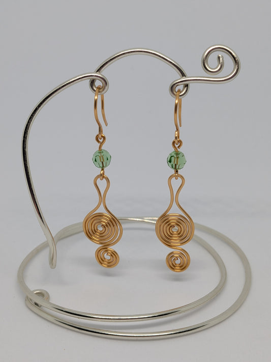 Goldener Ohrring mit grüner Perle