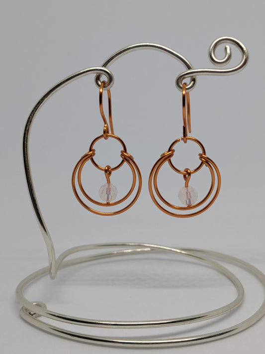 Kupferohrringe mit weißer Glasperle