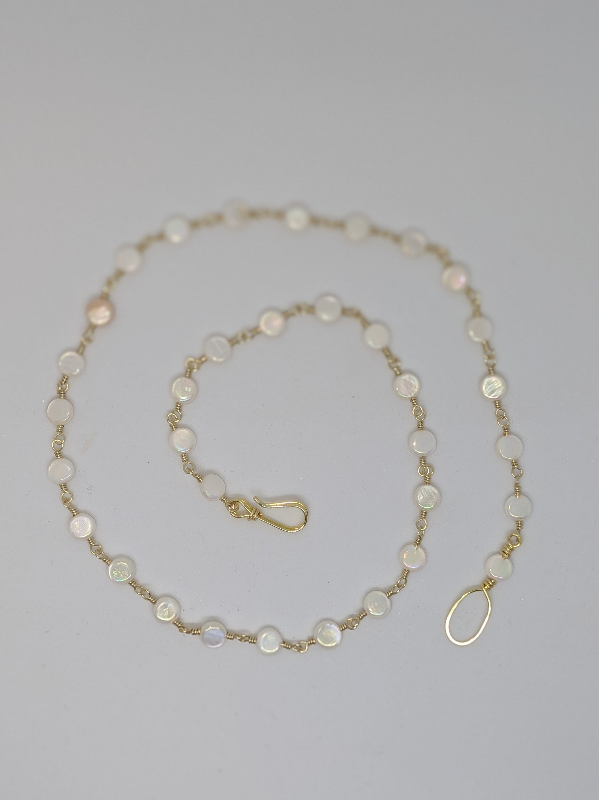 Elegante hellgoldene Kette mit weißen Muschelperlen
