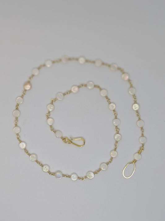 Elegante hellgoldene Kette mit weißen Muschelperlen