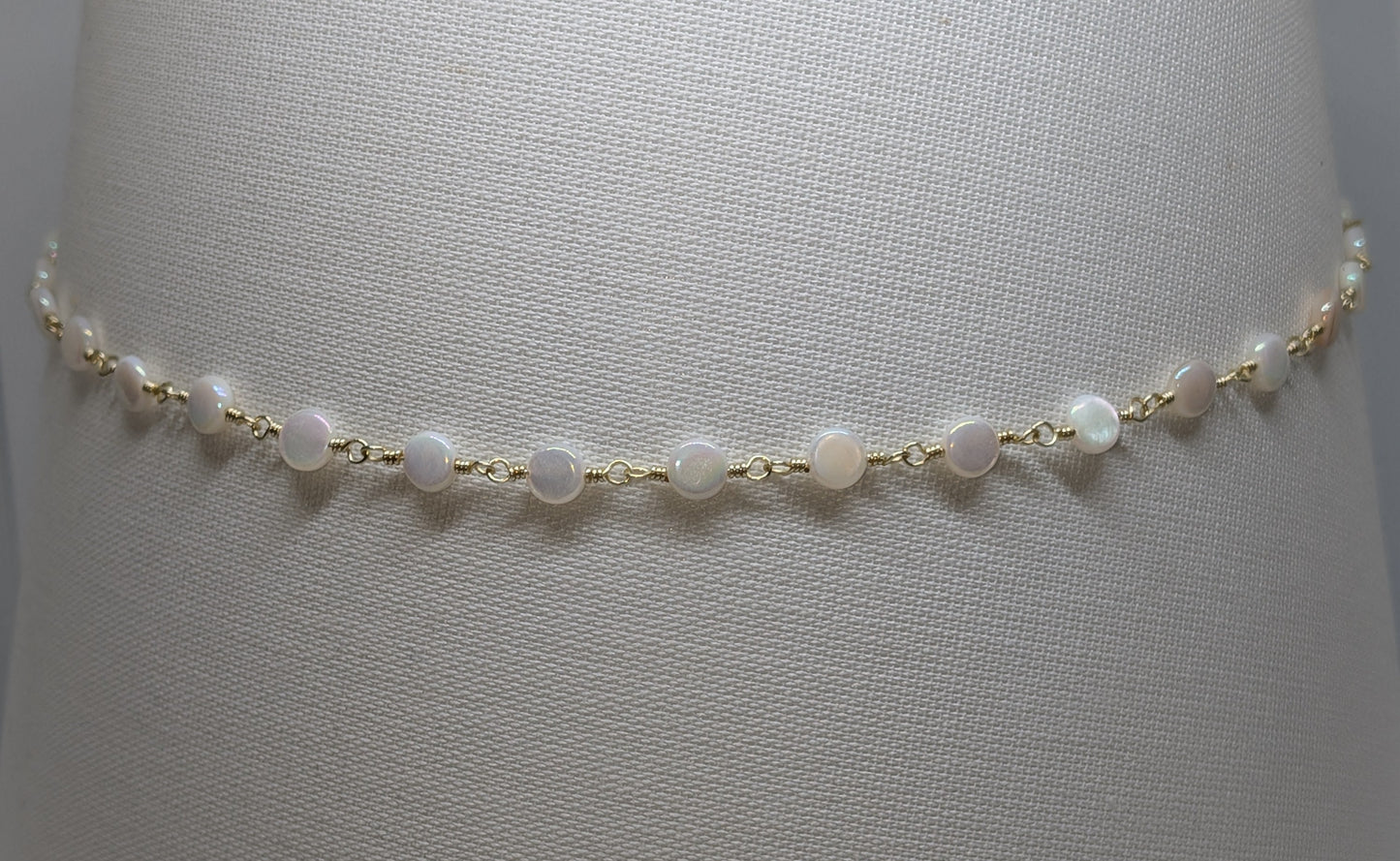 Elegante hellgoldene Kette mit weißen Muschelperlen