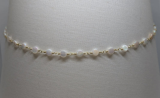 Elegante hellgoldene Kette mit weißen Muschelperlen