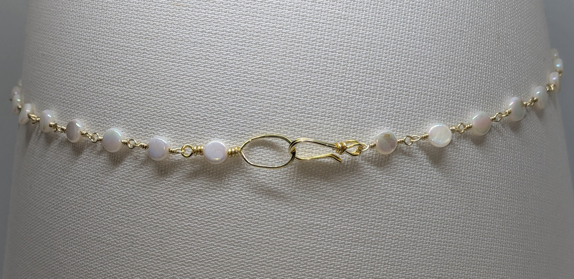 Elegante hellgoldene Kette mit weißen Muschelperlen