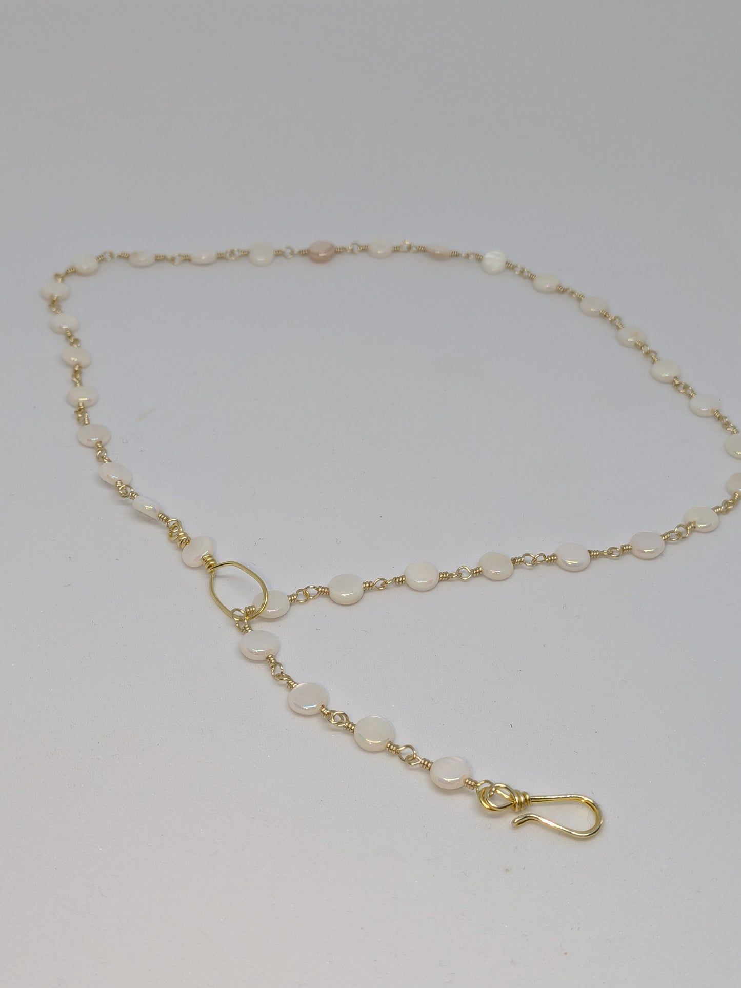 Elegante hellgoldene Kette mit weißen Muschelperlen