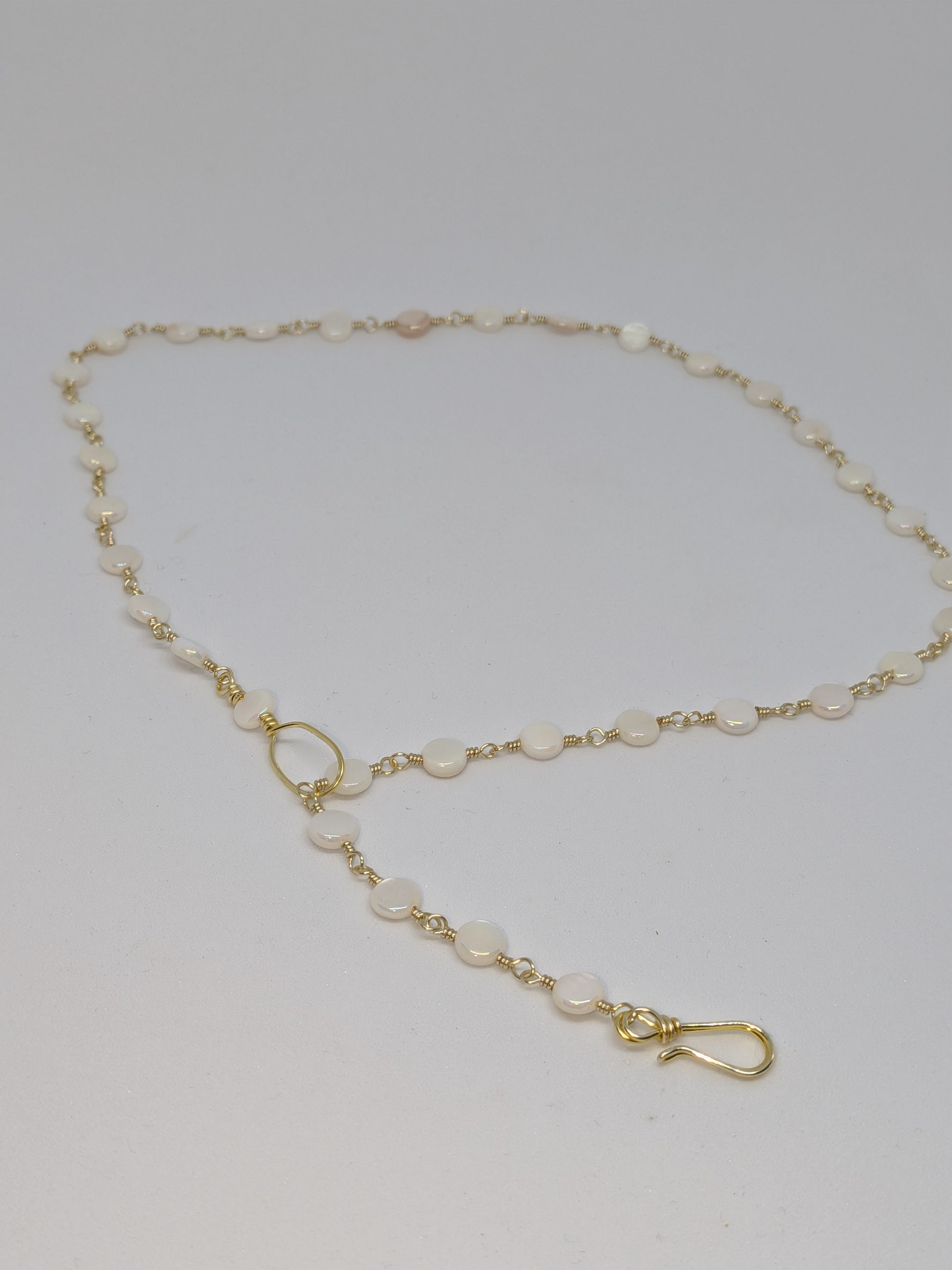 Elegante hellgoldene Kette mit weißen Muschelperlen