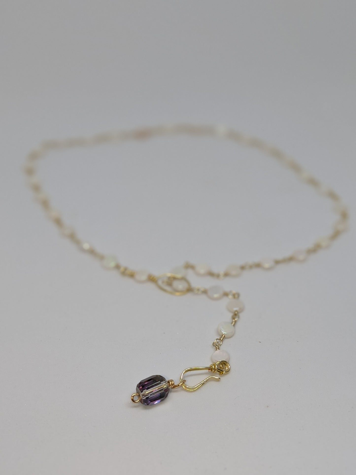 Elegante hellgoldene Kette mit weißen Muschelperlen