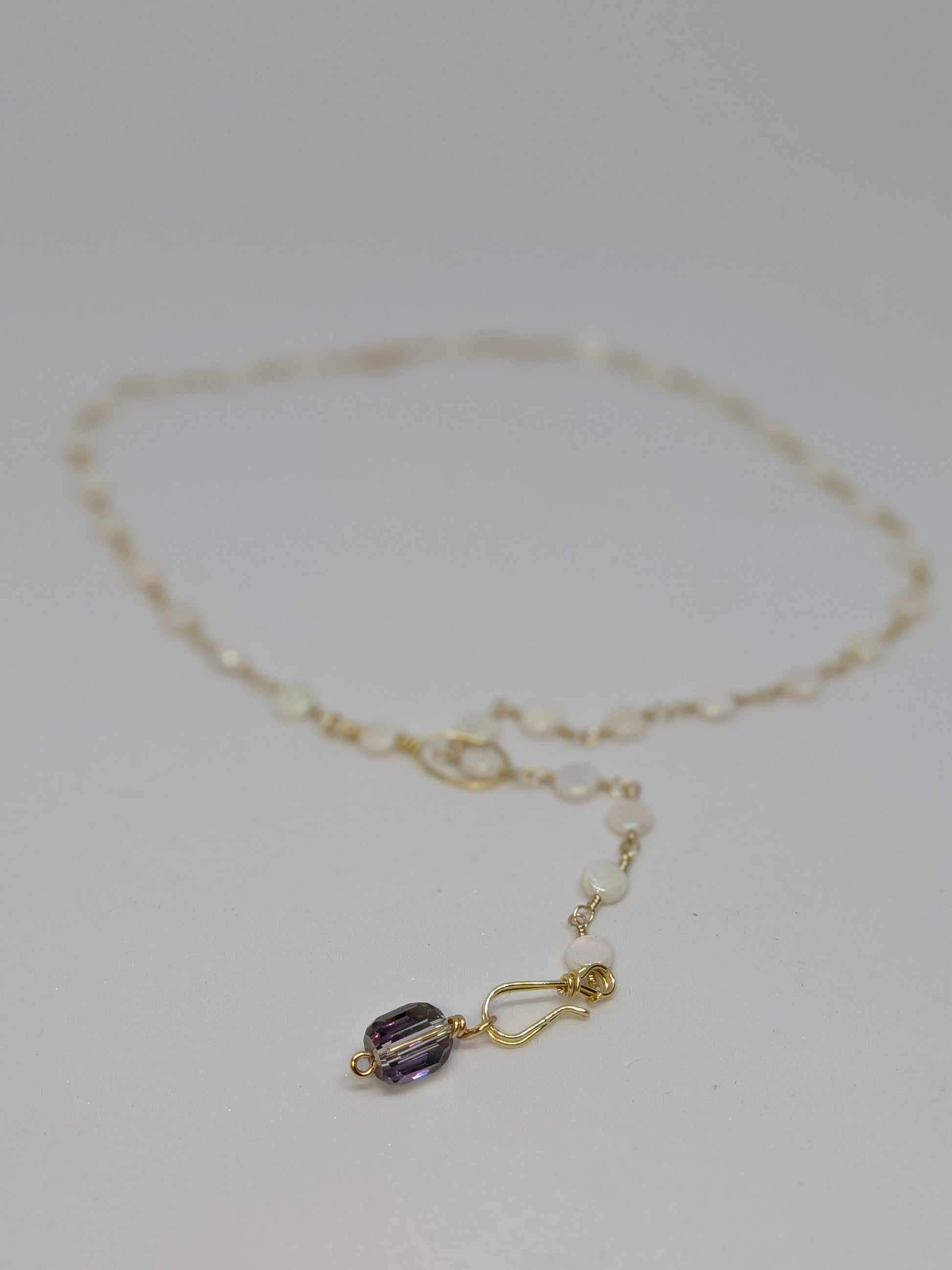 Elegante hellgoldene Kette mit weißen Muschelperlen