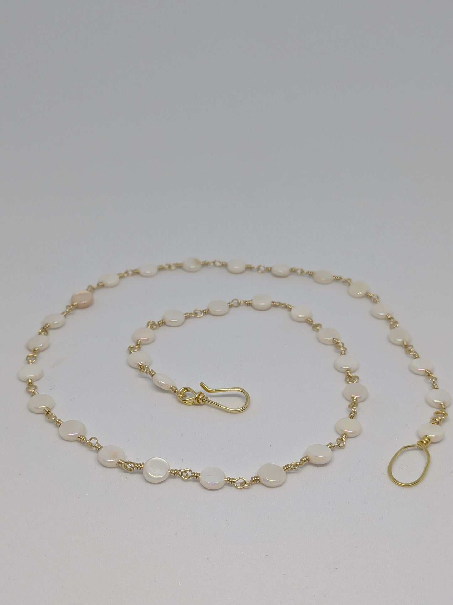 Elegante hellgoldene Kette mit weißen Muschelperlen