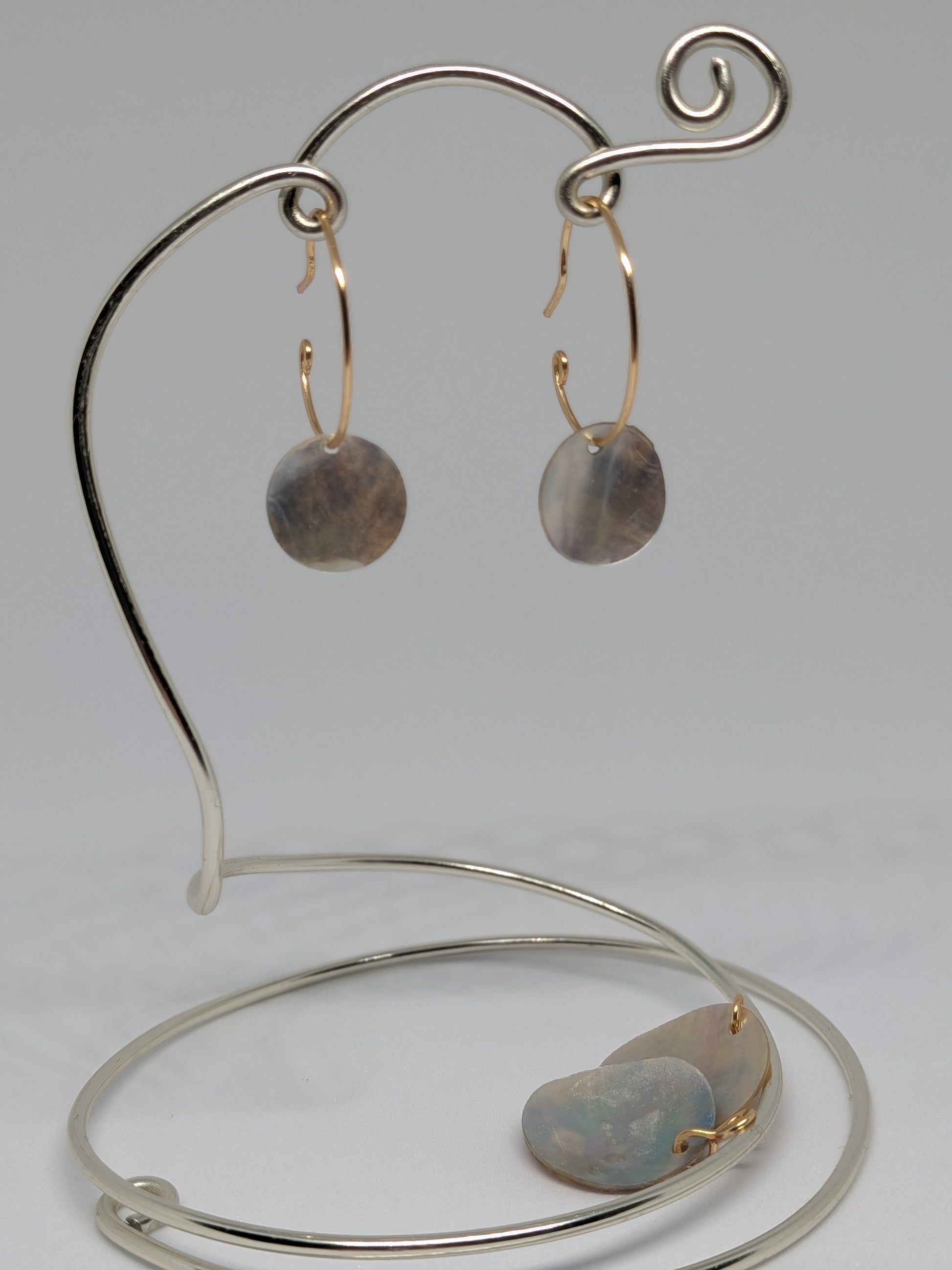 Sommerliche Hoops mit Muschelplättchen, hier mit nur jeweils einem Hängeelement