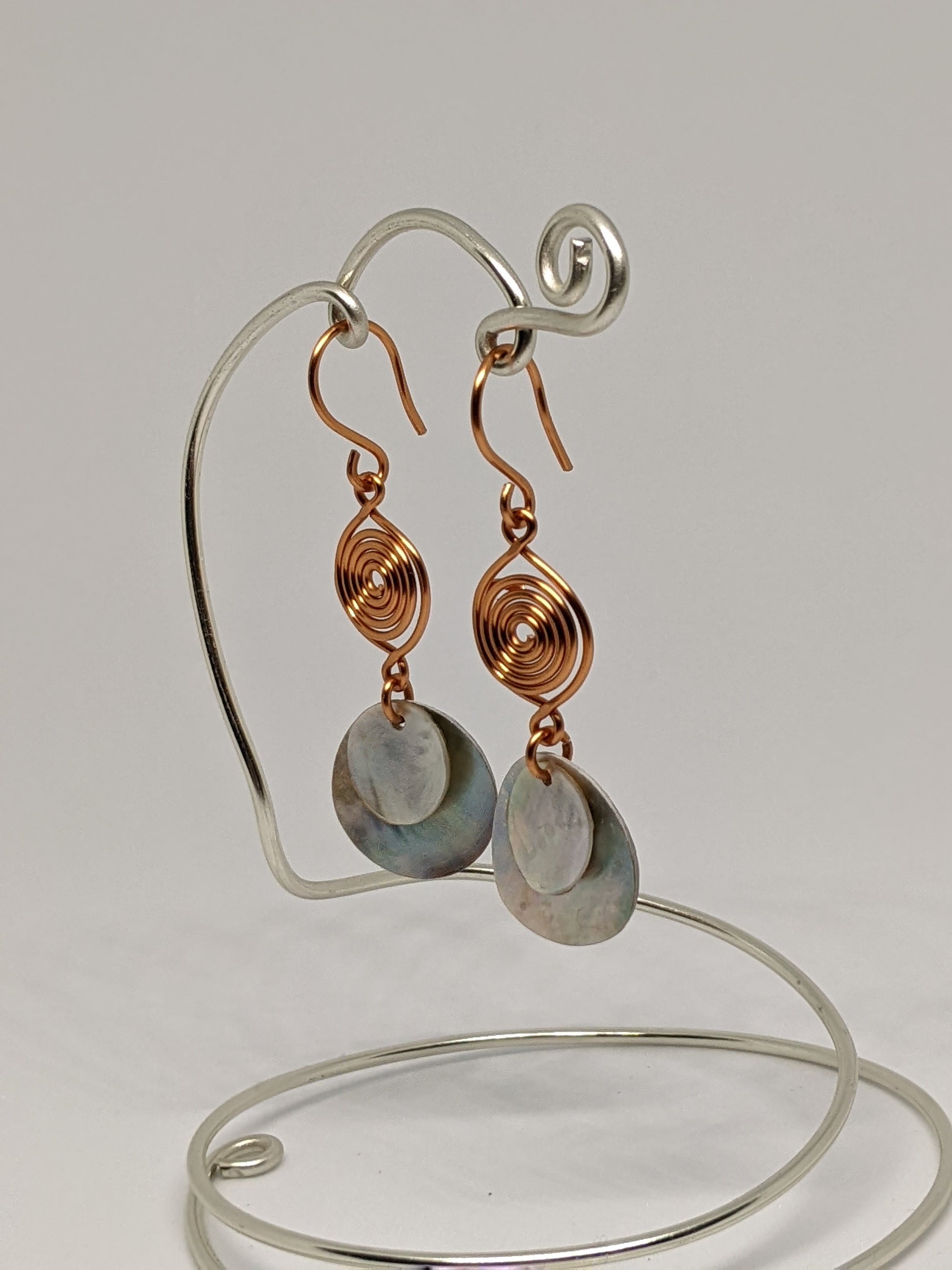 Hänge-Ohrringe mit Spiralen und Muschelplättchen