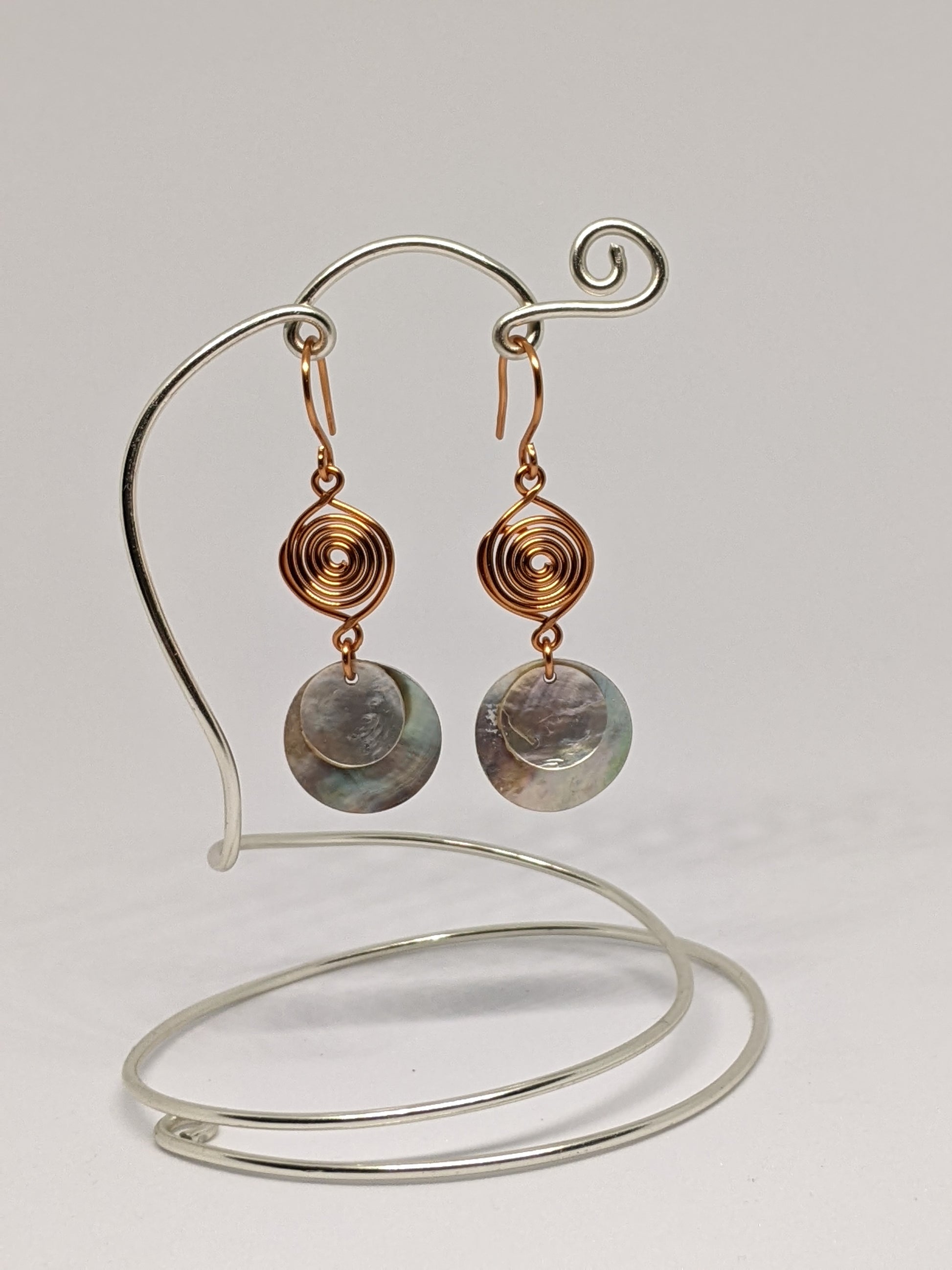 Hänge-Ohrringe mit Spiralen und Muschelplättchen