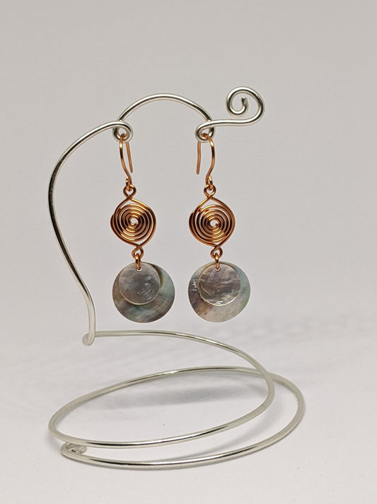 Hänge-Ohrringe mit Spiralen und Muschelplättchen