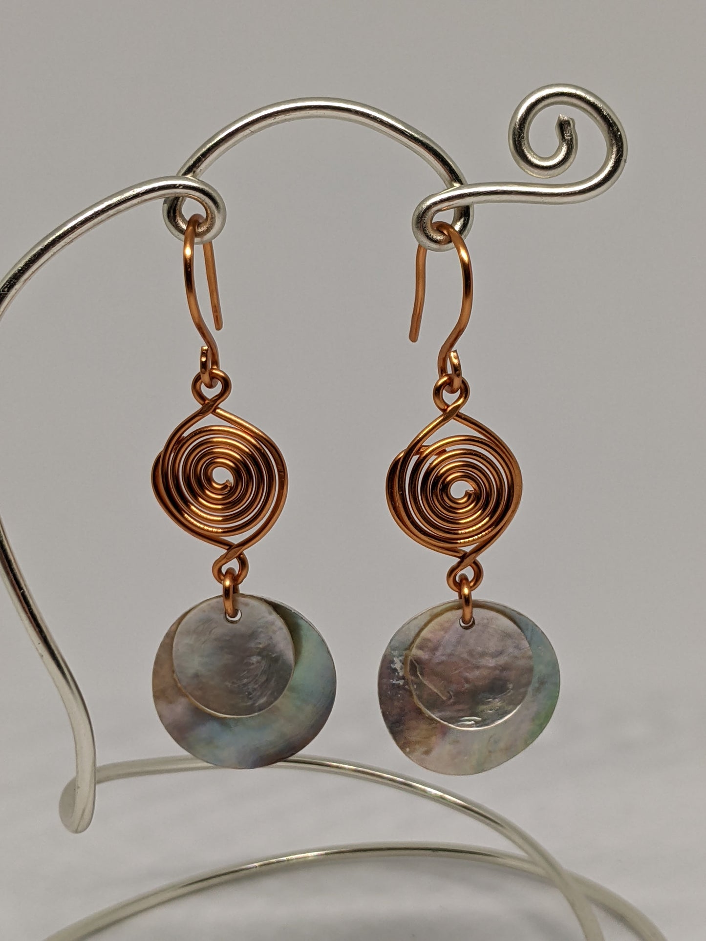 Hänge-Ohrringe mit Spiralen und Muschelplättchen