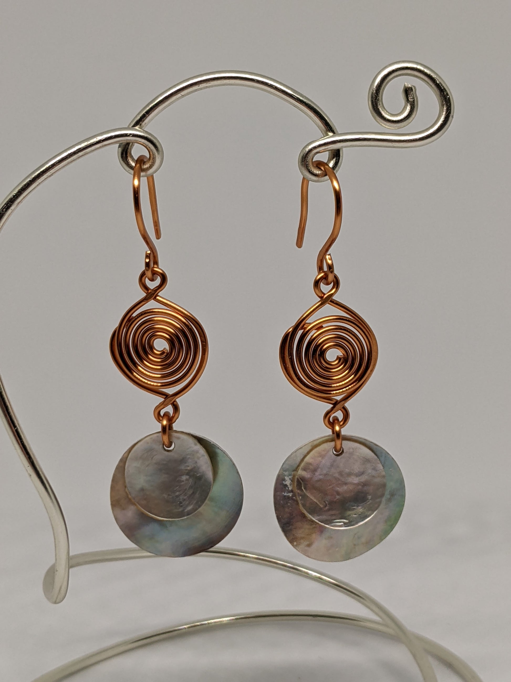 Hänge-Ohrringe mit Spiralen und Muschelplättchen