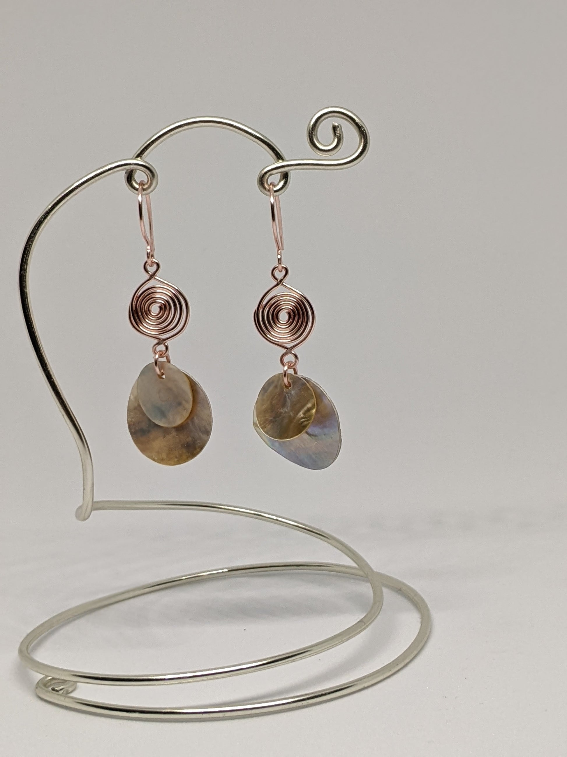 Hänge-Ohrringe in Rosé-Gold mit Spiralen und Muschelplättchen