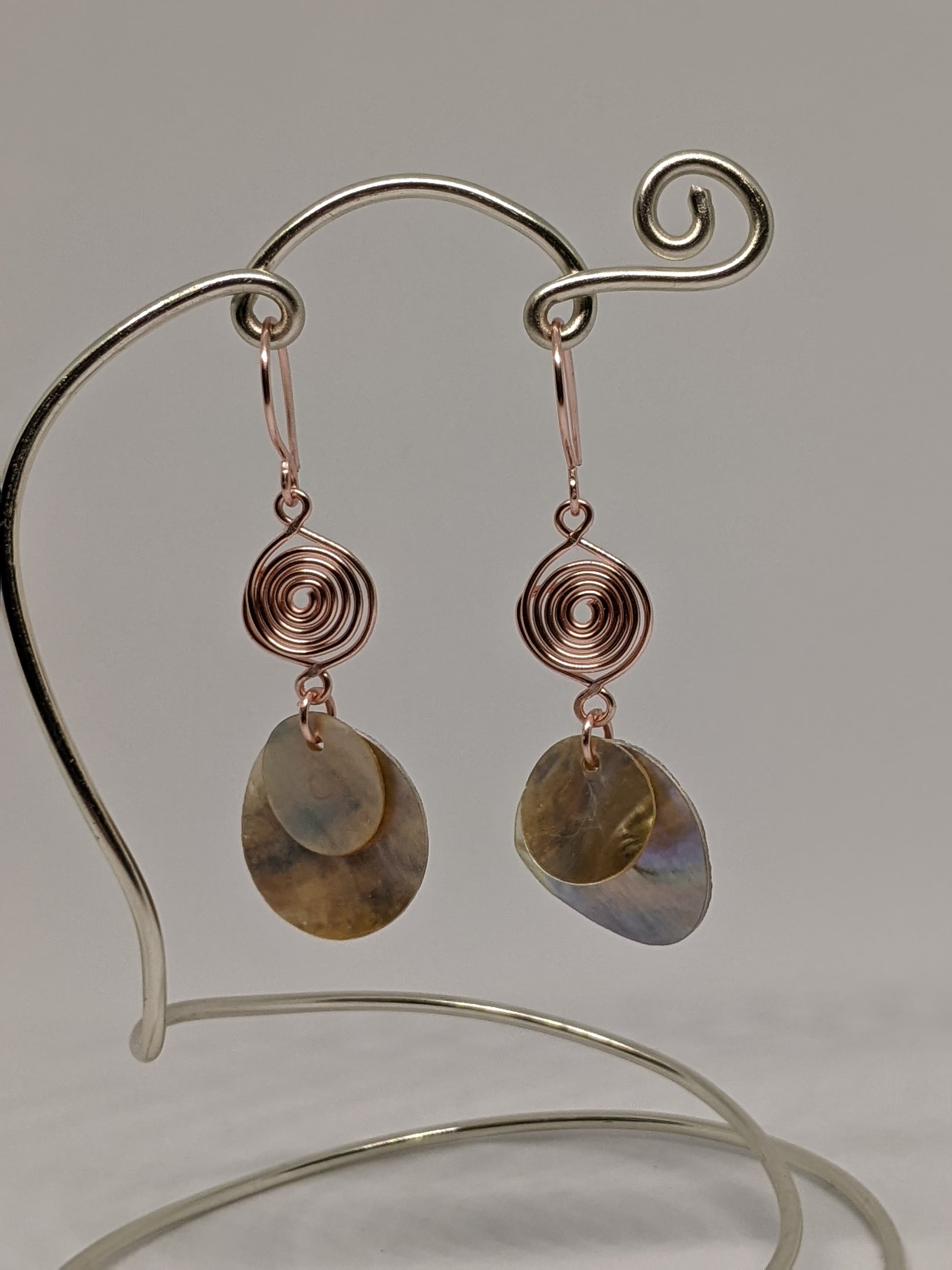 Hänge-Ohrringe in Rosé-Gold mit Spiralen und Muschelplättchen