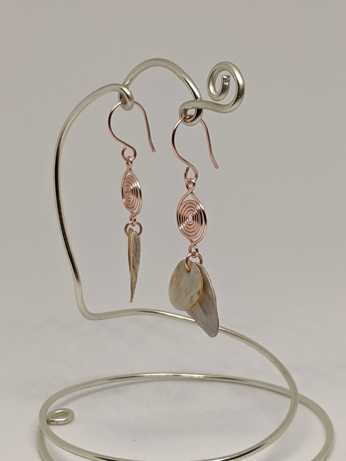 Hänge-Ohrringe in Rosé-Gold mit Spiralen und Muschelplättchen