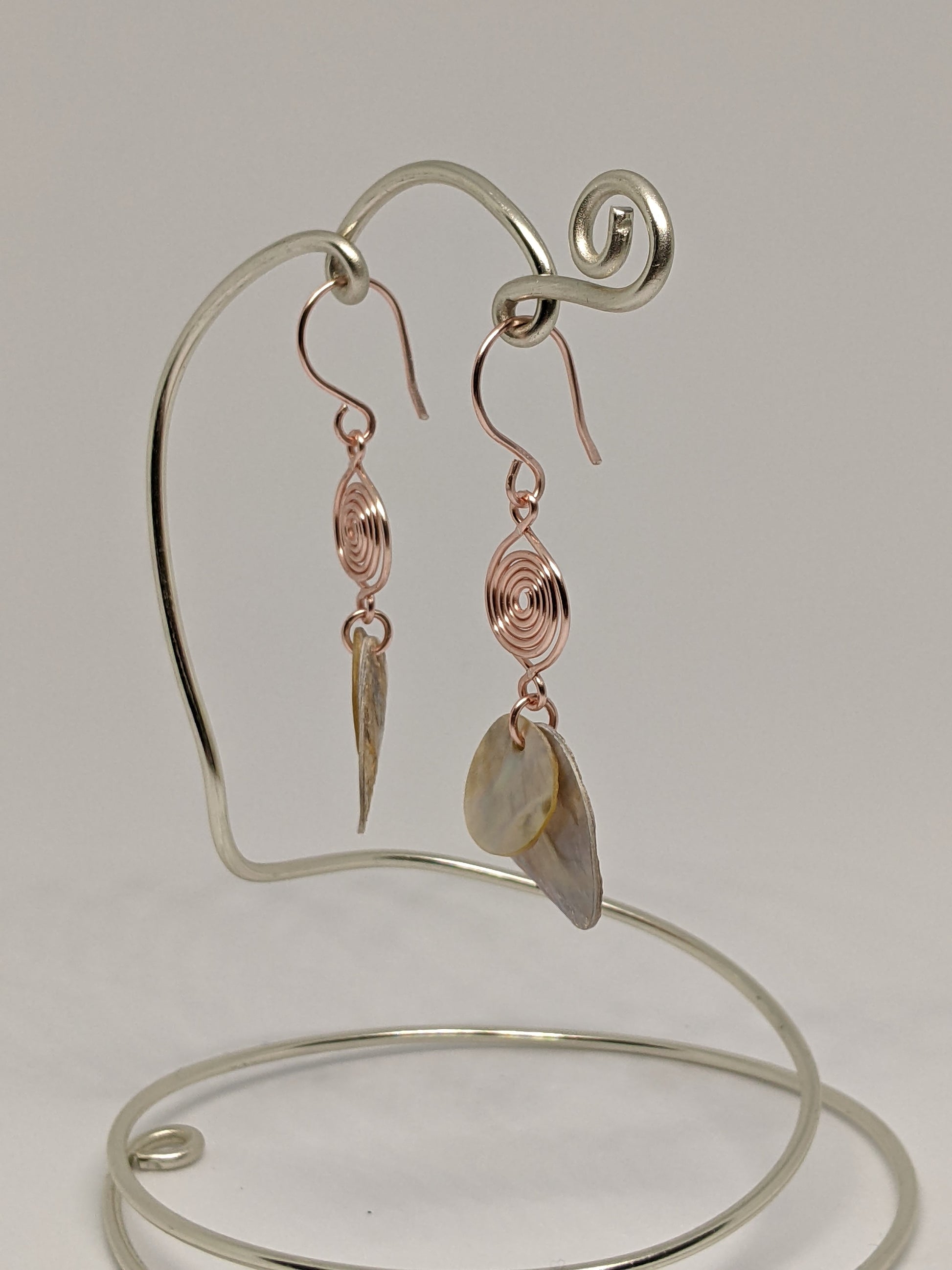 Hänge-Ohrringe in Rosé-Gold mit Spiralen und Muschelplättchen