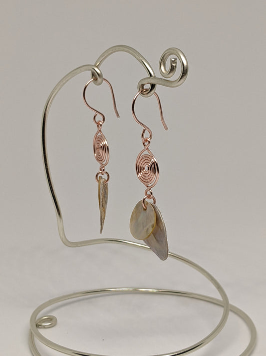 Hänge-Ohrringe in Rosé-Gold mit Spiralen und Muschelplättchen