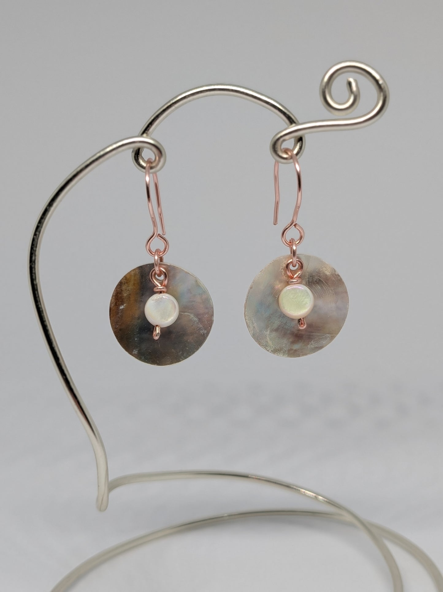 Hänge-Ohrringe in Rosé-Gold mit Muschelplättchen und weißer Muschelperle
