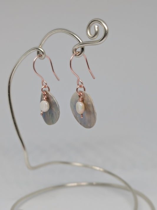 Hänge-Ohrringe in Rosé-Gold mit Muschelplättchen und weißer Muschelperle
