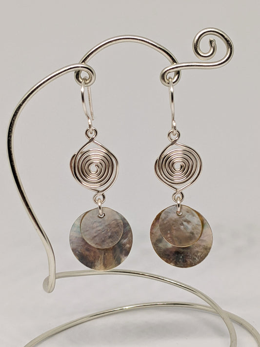 Hänge-Ohrringe in Silber mit Spirale und Muschelplättchen