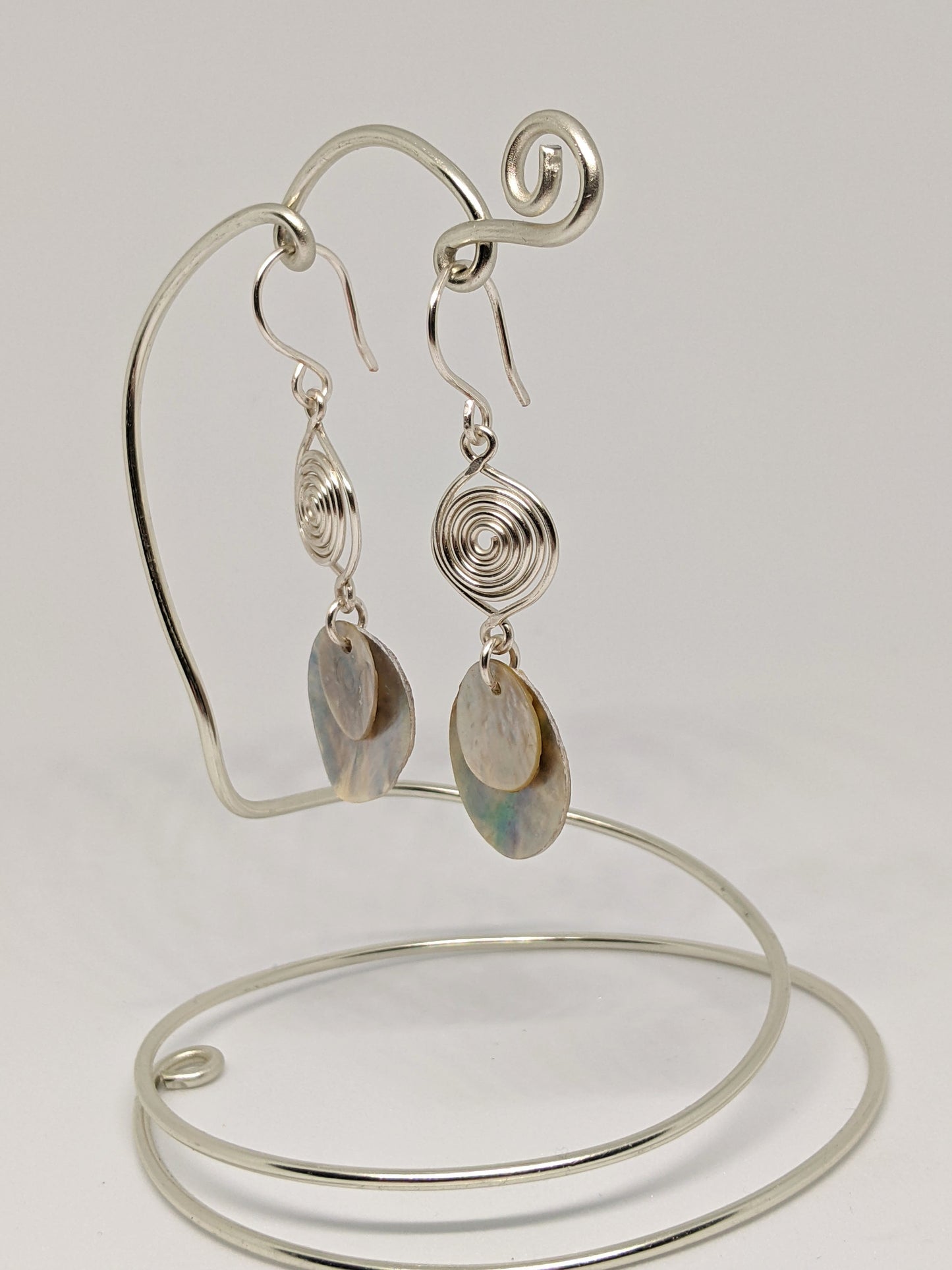 Hänge-Ohrringe in Silber mit Spirale und Muschelplättchen