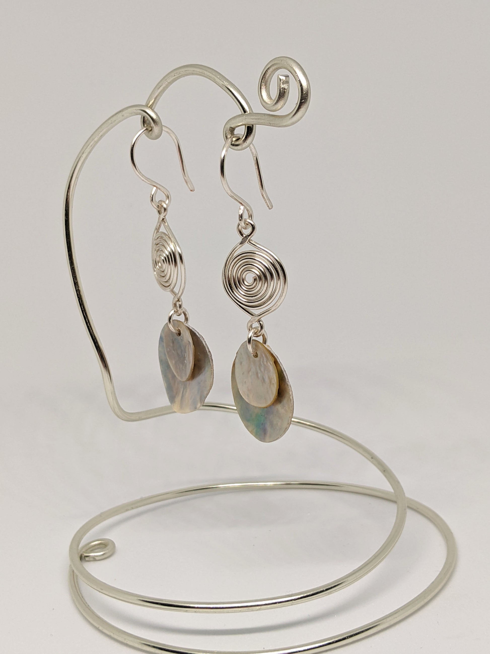 Hänge-Ohrringe in Silber mit Spirale und Muschelplättchen