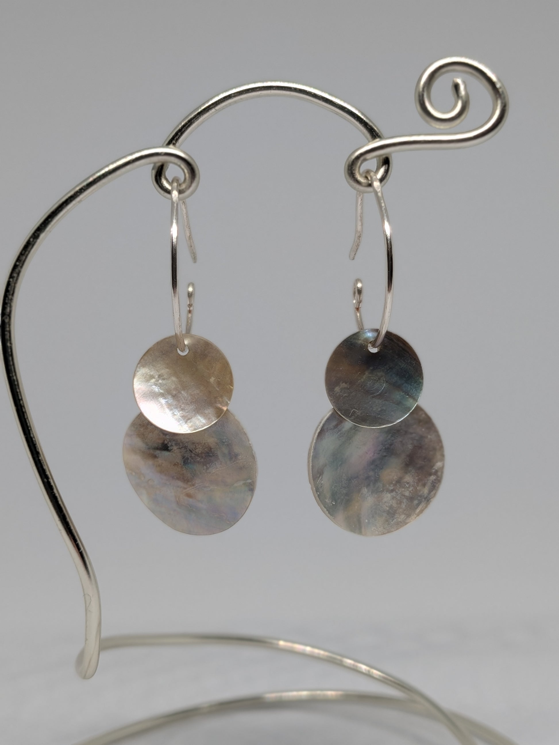 Silberne Hoops mit Muschelplättchen 